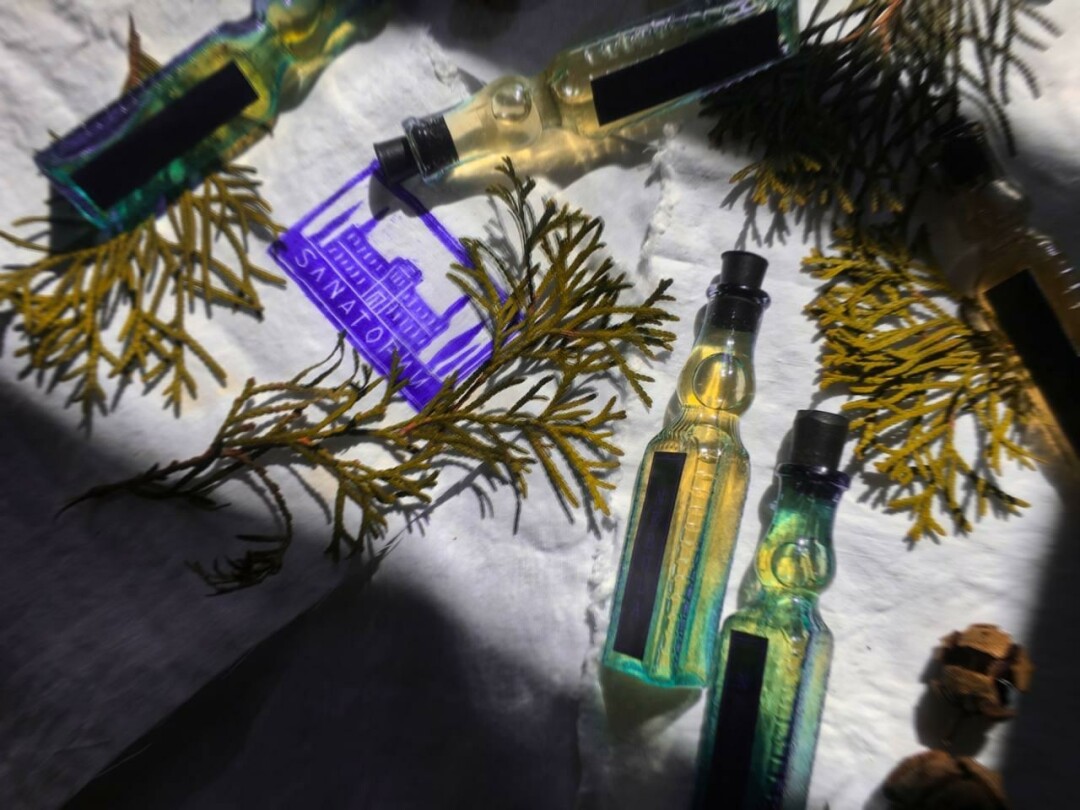 Nebula — это лимитированный аромат с редкими маслами и ингредиентами: всего 20 экземпляров в старинных флаконах. Выпуск был приурочен к изданию