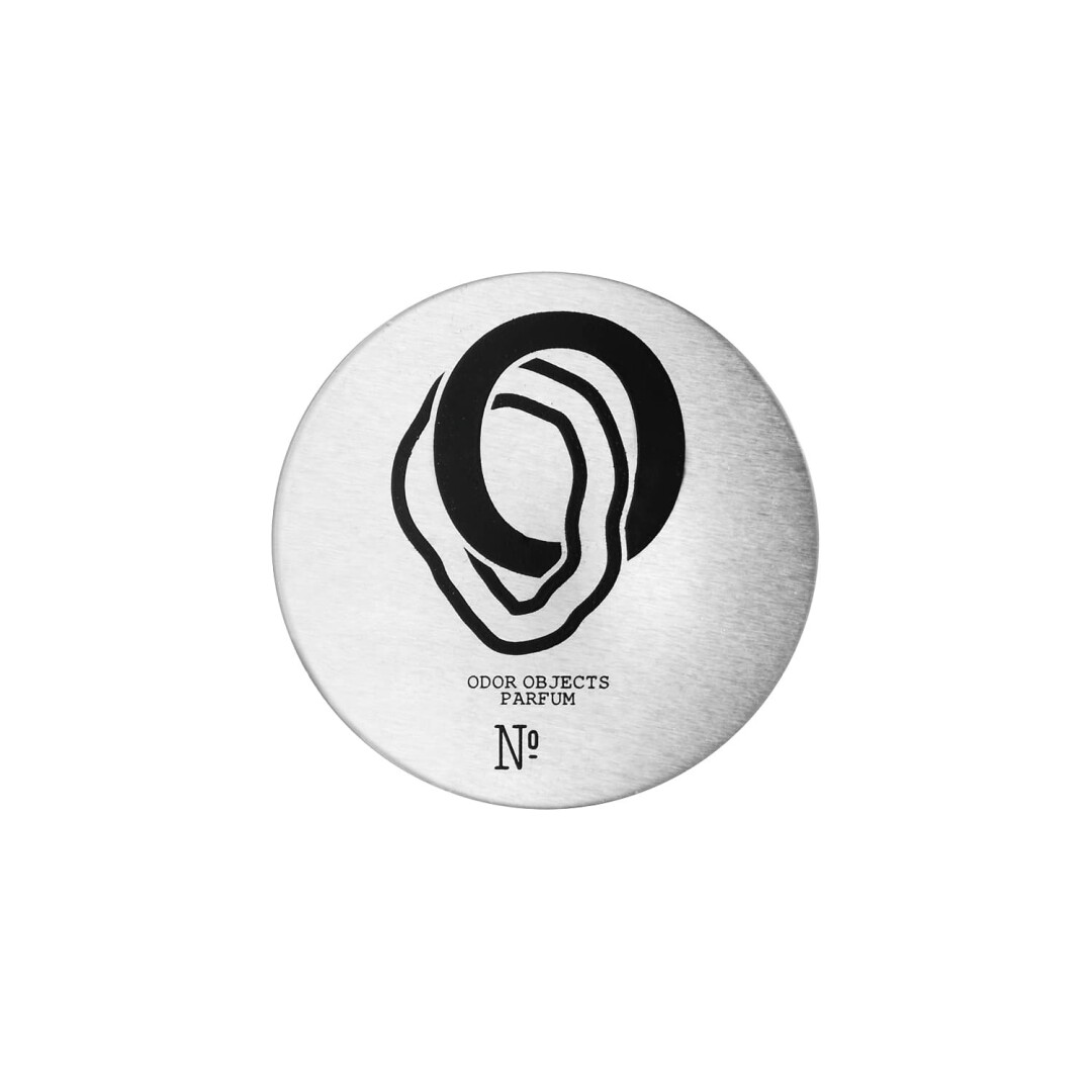 Моноаромат табачных листьев — не самая однозначная вещь, но у бренда он получился интересным. К тому же шлейф у парфюма в твердом формате едва ощутим