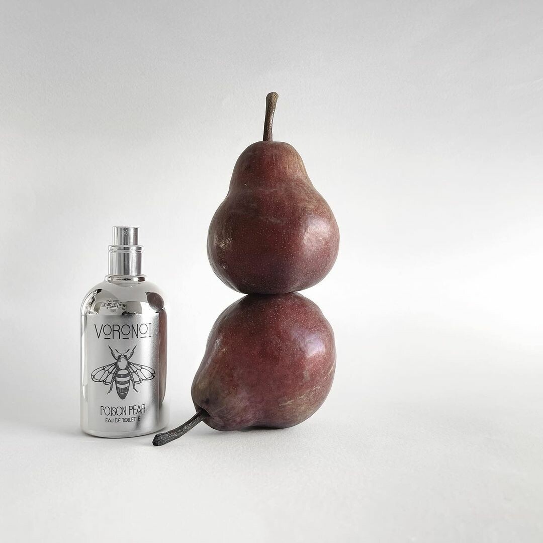 Вопреки названию, груша в Poison Pear не кажется ядовитой, хотя, по заветам Парацельса, вопрос лишь в дозе. С этим у VORONOI все в порядке: композицию