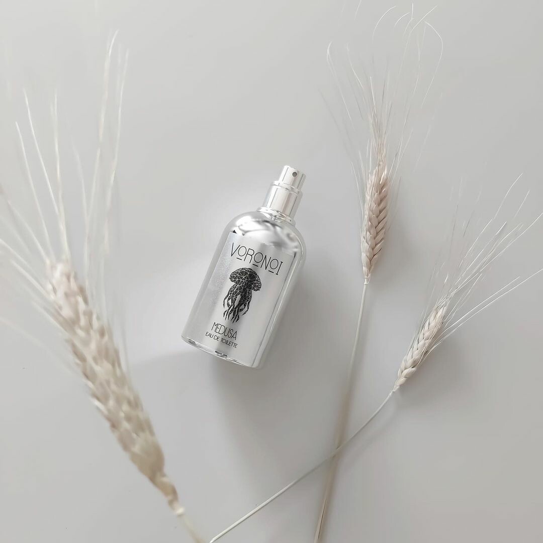 Эта Medusa точно выловлена где-то в северных морях — аромат хоть и летний, но достаточно прохладный и лишенный безумного буйства красок, свойственного