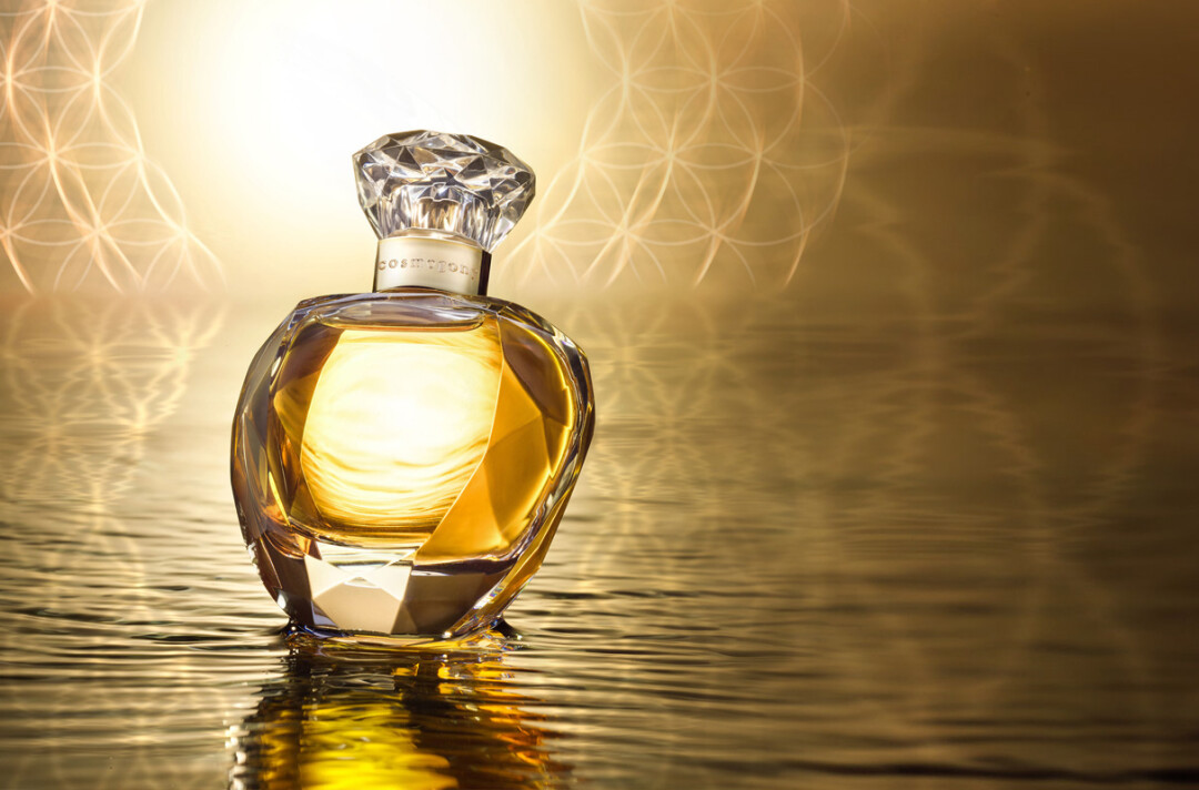 В аромате Sunlight парфюмеру удалось передать солнце во всех его состояниях: цитрусовые ноты — это восход, кардамон, перец и можжевельник — знойный