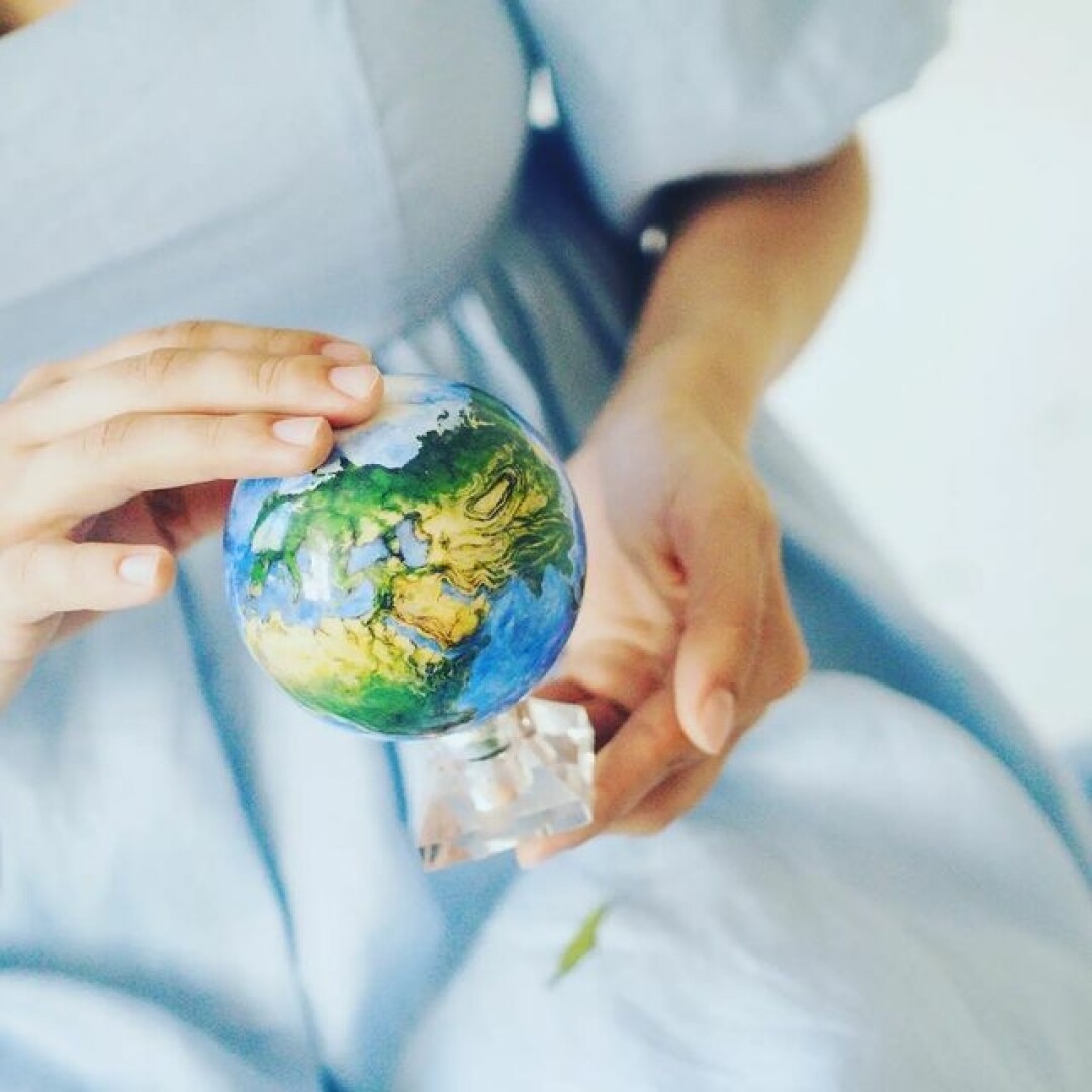 Аромат «Земля» — это тоска космических путешественников по родной планете, а снится им, как мы помним, зеленая трава. К ней парфюмер добавил ноты