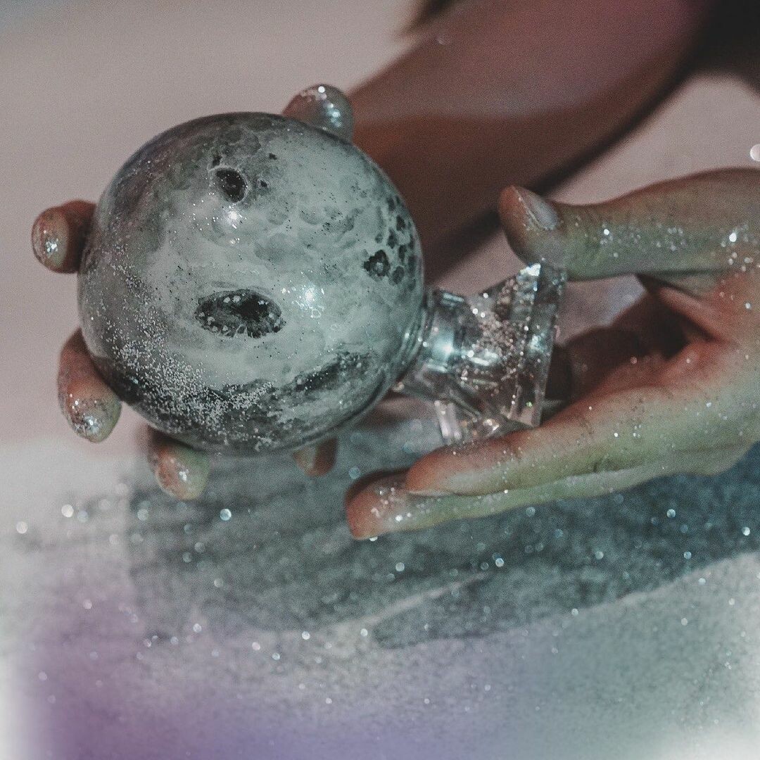 Спасибо MegaCosm, что можно побывать на Луне, не дожидаясь запуска SpaceX Илона Маска. Потому что аромат телепортирует прямиком на поверхность