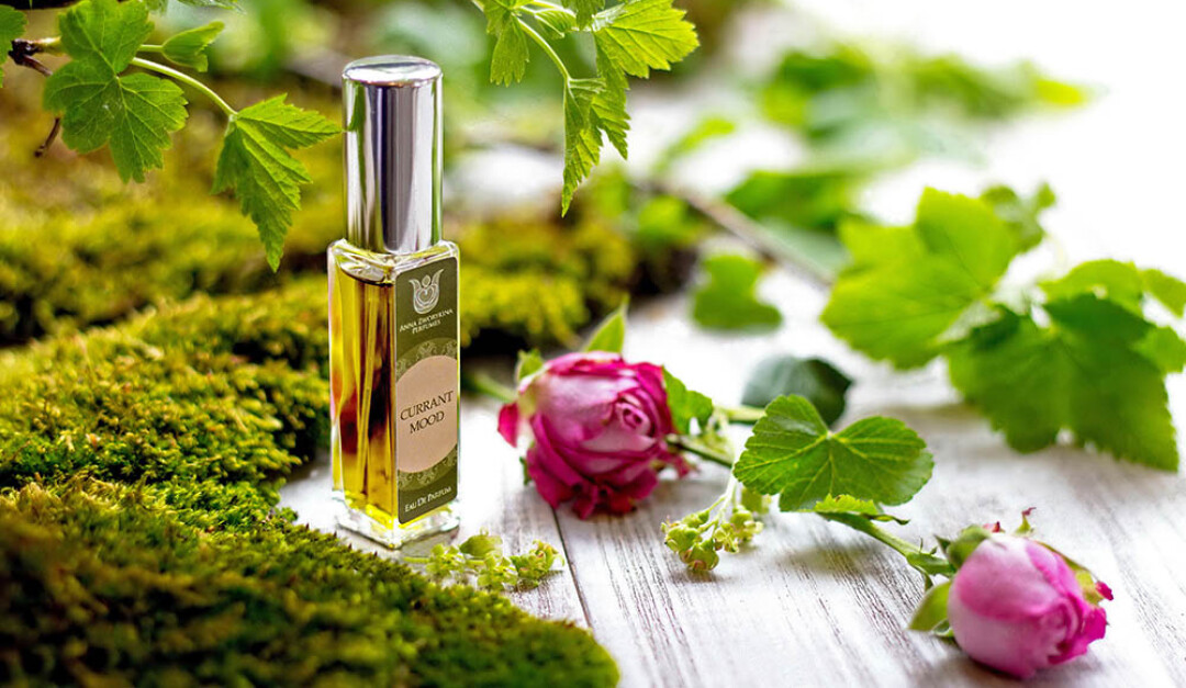 Currant mood — это парфюмерный портрет России, составленный из нот дубового мха, садовых цветов, чая с бергамотом, помидорной ботвы, нагретой солнцем