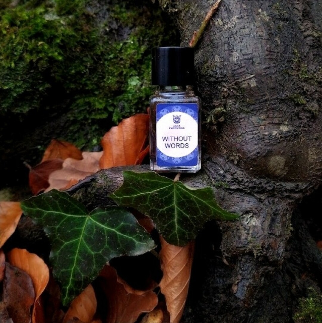 Если вам нравятся горькие ароматы, Without Words — идеальный образец. Колдовское зелье из полыни, давана, перца и миндаля смягчается жасмином, ванилью