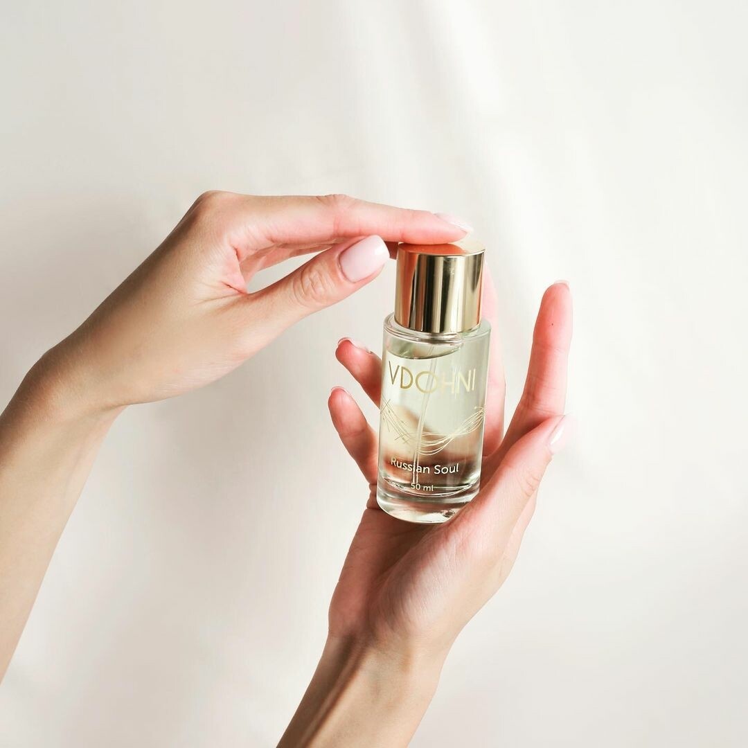 В Russian Soul Полина Казакова соединила все, что обычно ассоциируется с Россией: можжевельник и сосновые иголки, березу и мох, ягоды клюквы и