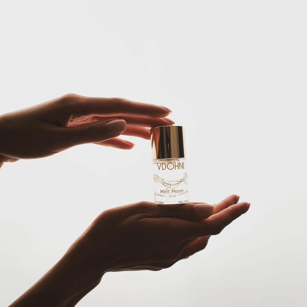 На создание Mint Moon парфюмера вдохновила песня «Moon River» из фильма «Завтрак у Тиффани». И мы вполне представляем женственный и свежий аромат с