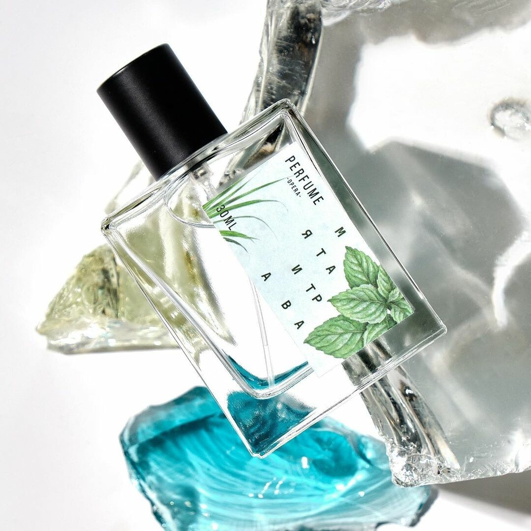 «Мята и трава» — наша находка для теплого лета. В композицию входят ноты зеленой травы, кедра, розового дерева, бергамота и мускуса, а также эссенции