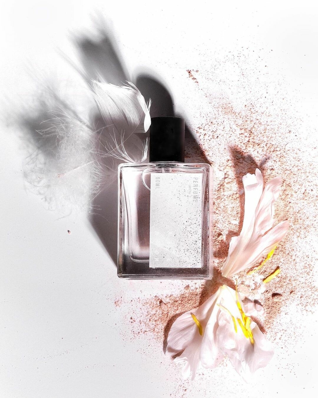 «Белое на белом» — это версия парфюмерного нюда от Алены Цишевской. Идеальный аромат чистого тела и свежевыстиранного белья на каждый день составлен