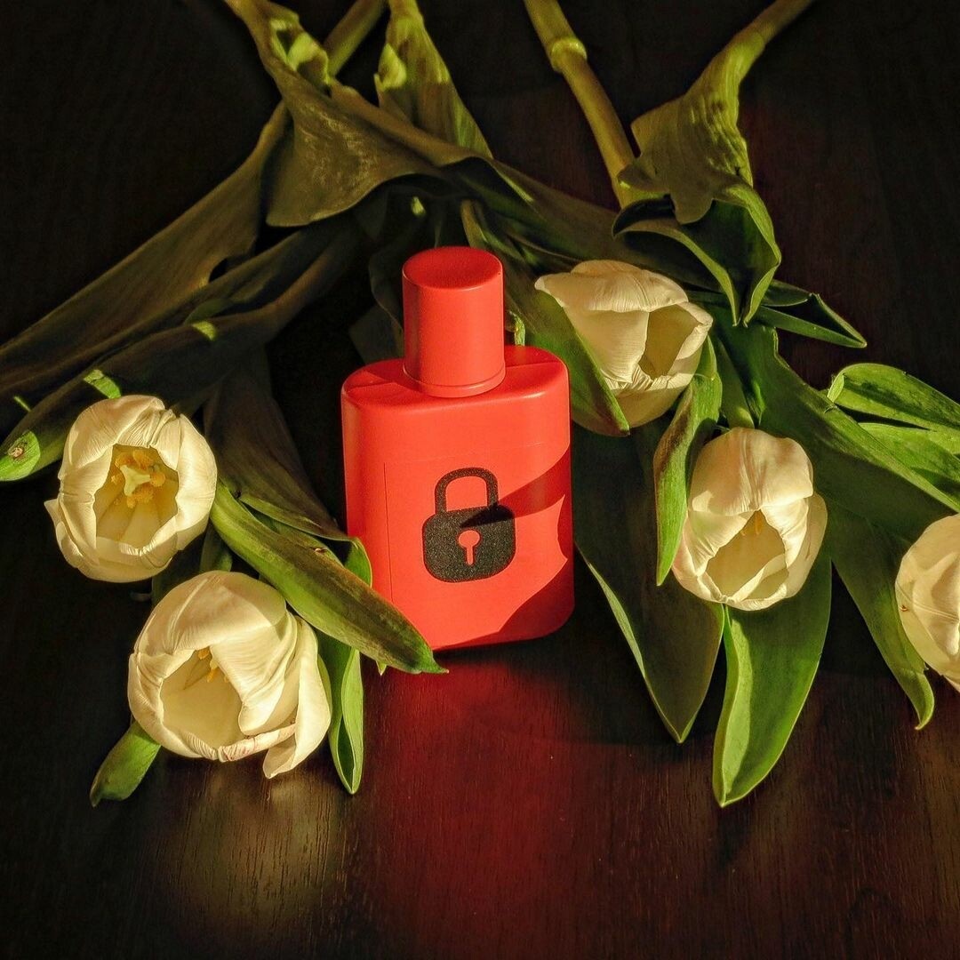 «Сабмиссив» — это неожиданно аромат весны: тот самый запах смолистых почек, влажного дерна и молодых листьев, который сигнализирует о смене сезона