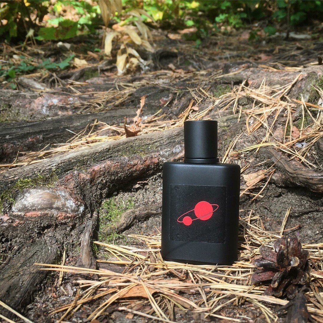 Отвечая на вопрос «В чем сила?», Theme составили композицию из нот бергамота, жасмина, специй, дубового мха, ветивера и можжевельника и сандалово