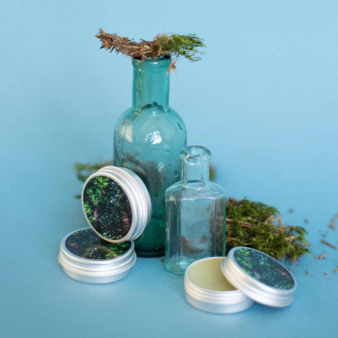 «Таежный мох» — еще один аромат русского леса в нашей подборке. Этот, составленный из эфирного масла сибирской пихты, можжевельника и терпкого