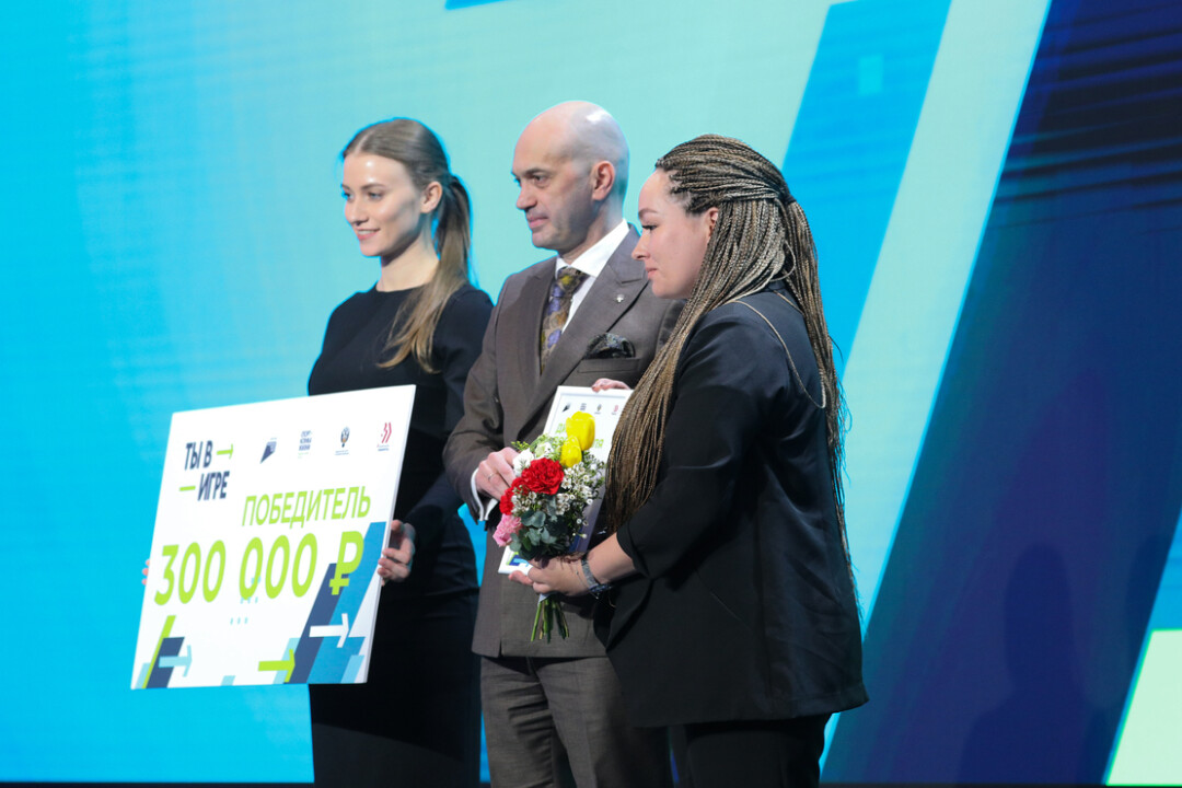 Заместитель министра спорта РФ Азат Кадыров вручил награды финалистам.