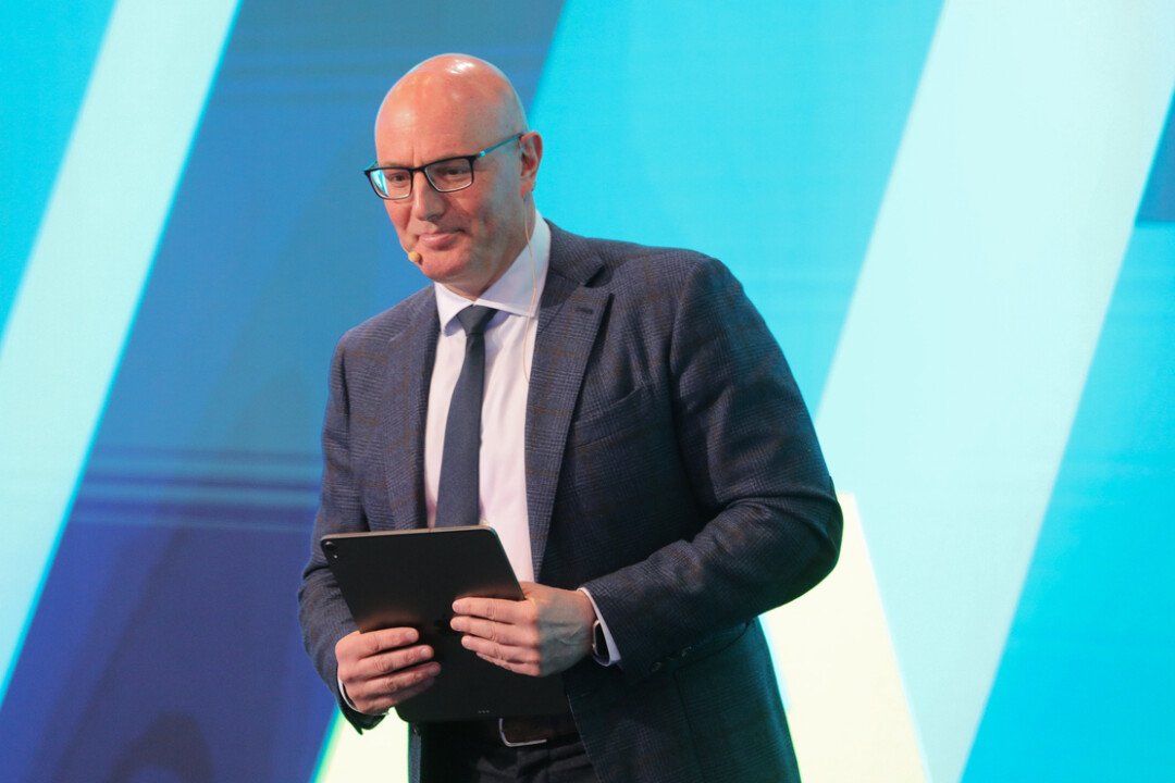 Заместитель председателя Правительства РФ Дмитрий Чернышенко вручил награду победителю.