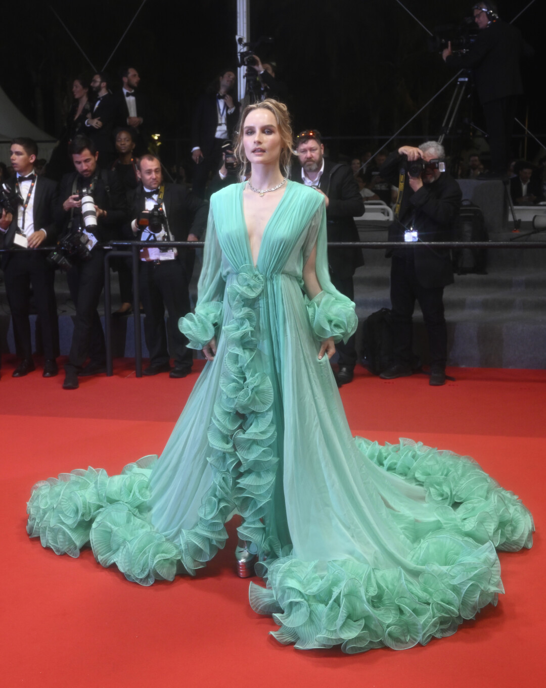 Оливия ДеДжонг в Gucci