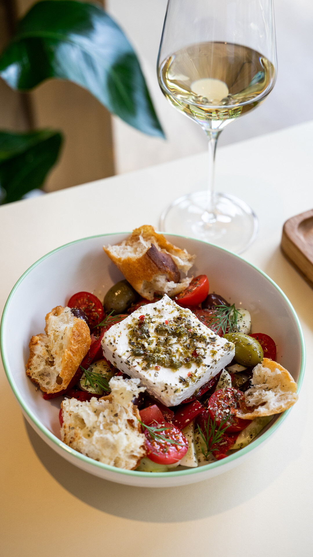 Салат со свежими овощами, оливками и фермерской фетой