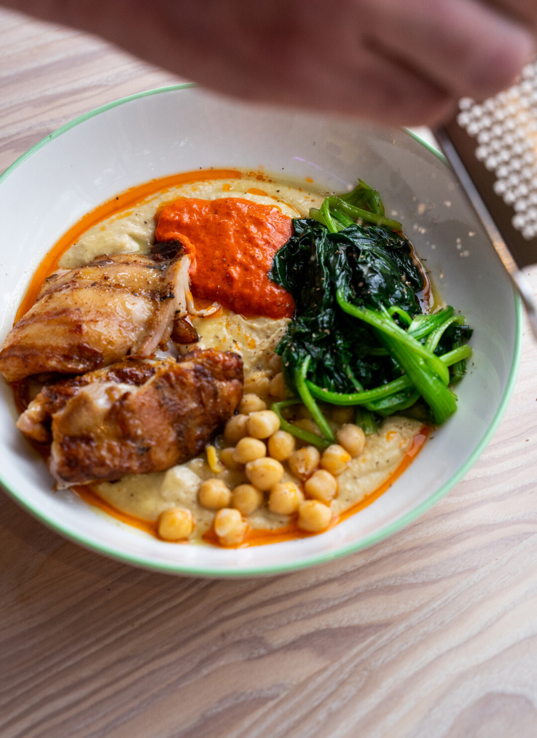 Хумус с цыпленком и шпинатом