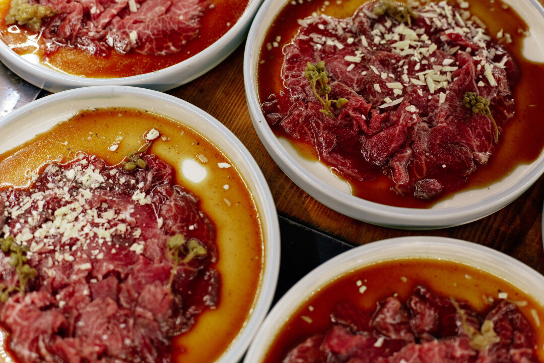 Карпаччо из лопатки с наршарабом, цветочной водой и джонджоли