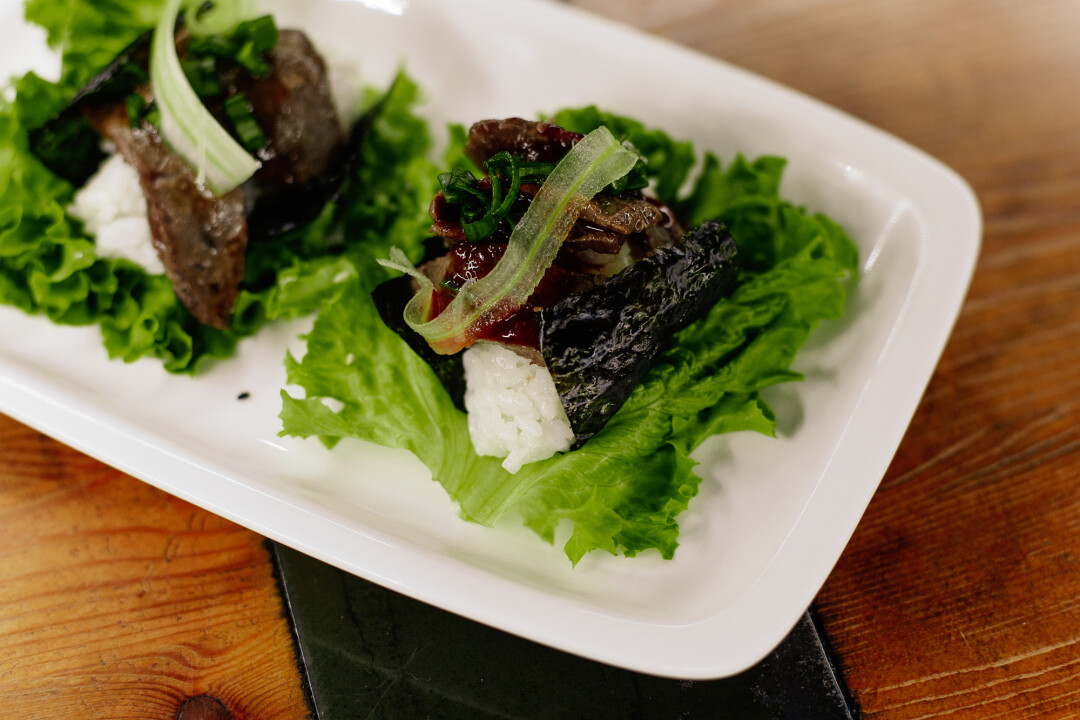 Корейские тако в листе романо с говядиной под соусом кальби с рисом и нори