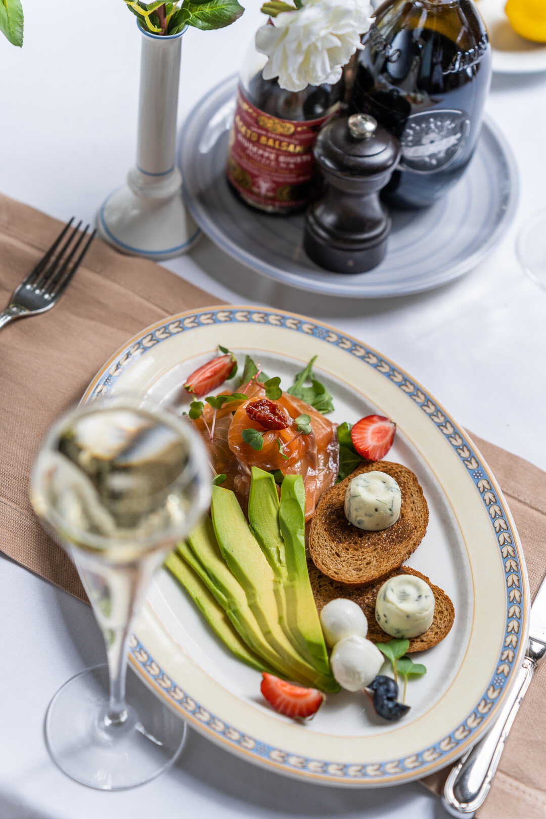 Блюдо из нового меню завтраков — рыба с крутонами и авокадо