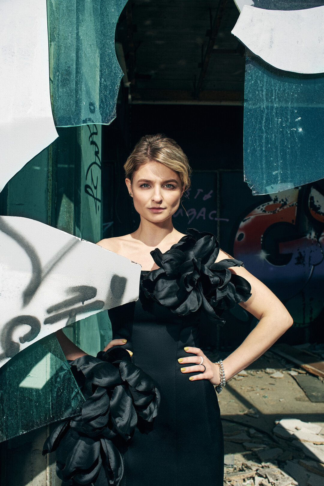Платье Tatyana Kochnova Atelier Татьяна сфотографирована у дворца культуры «Невский» на проспекте Обуховской обороны (авторы — архитекторы «Ленпроекта