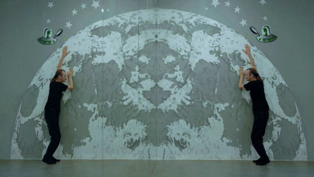 Авторы фильма благодарят Школу танцев Maybe dance community за предоставление пространства для съёмок фильма «Перфоманс» и настенного изображения на