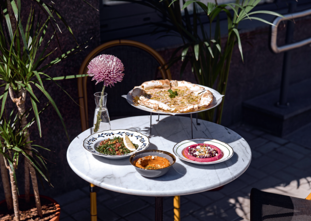 Лучшее, любимое и только для вас: табуле, мухаммара и свекольный хумус на террасе Mina