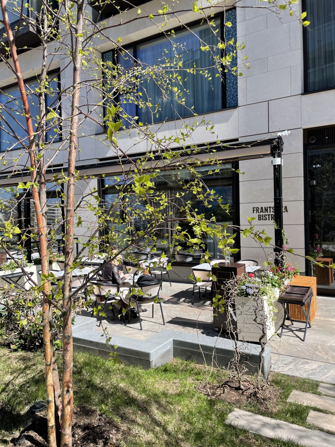 Терраса Frantsuza Bistrot с видом на Малую Невку и Лазаревский мост