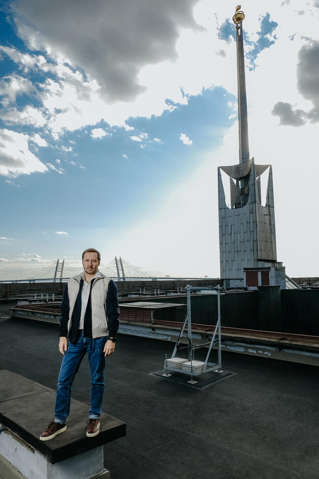 Александр сфотографирован на крыше Морского вокзала — этот памятник советского модернизма спроектировали архитекоры Сохин и Калягин. Фасад облицован