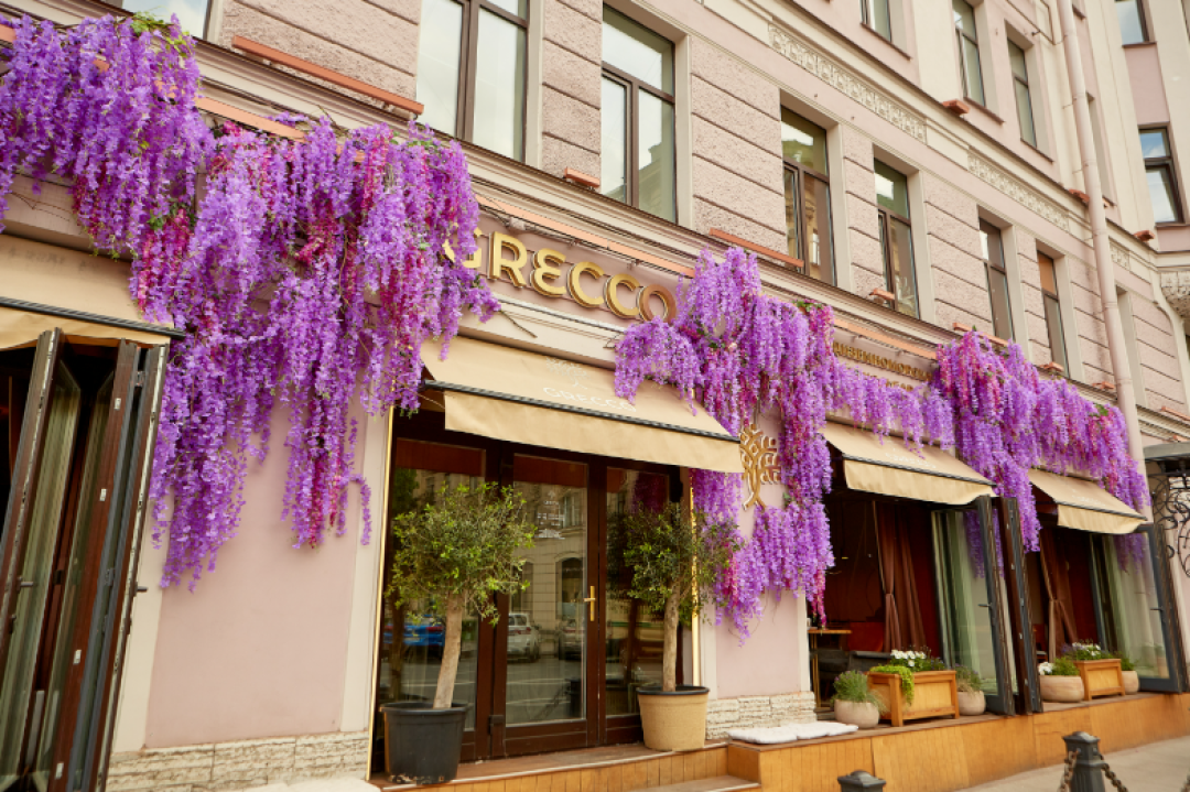 Grecco Украсили фасад цветами, распахнули окна, положили подушки и налили коктейль и вуаля — терраса готова! Рыбацкая ул., 2