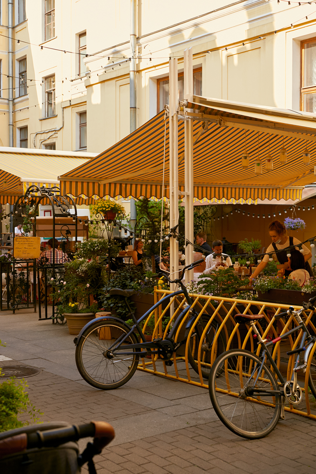 Teplo Закрытый украшенный зеленый двор. Скоро появится летнее меню с обложкой, которую нарисовал один маленьких гостей ресторана. Большая Морская ул