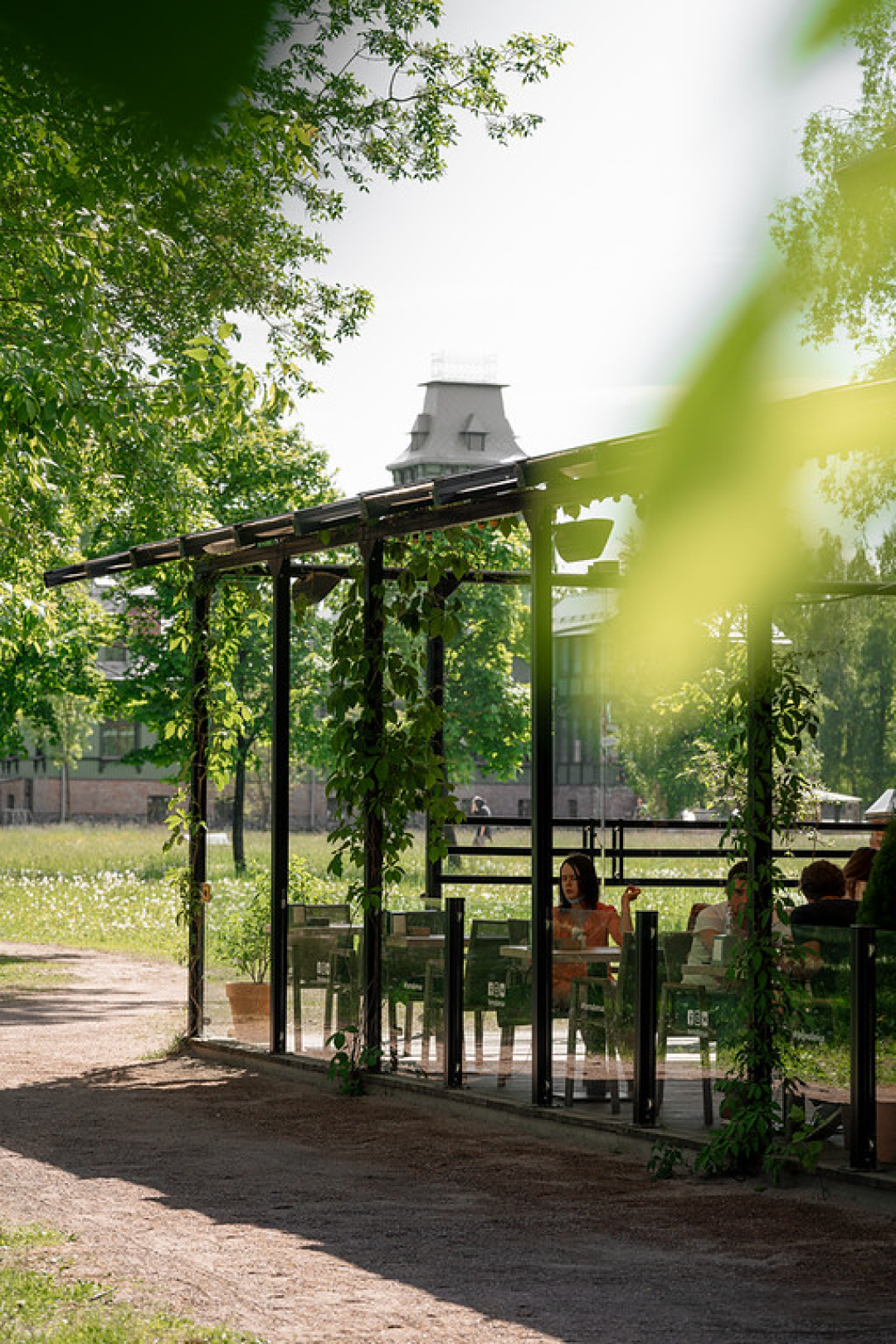 «Ферма Бенуа» Терраса на 150 человек в Саду Бенуа. Плетеная мебель, дубовая аллея парка, пруд и мангал — perfect match. Тихорецкий пр., 17Г