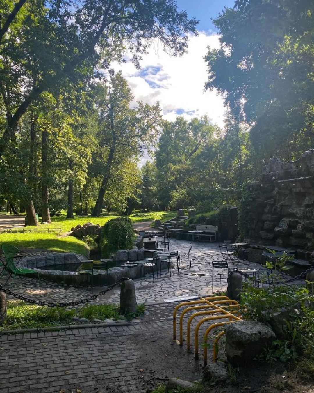 «Больше кофе!» Кофейня в гроте Александровского парка с резиновыми утками в пруду. парк Александровский, 3Г