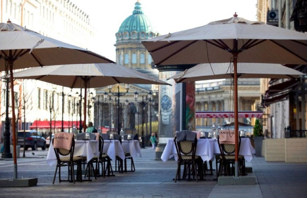 «Фюнамбюль» Открытая веранда ресторана с русской и французской кухней с видом на Казанский собор. Малая Конюшенная, 5