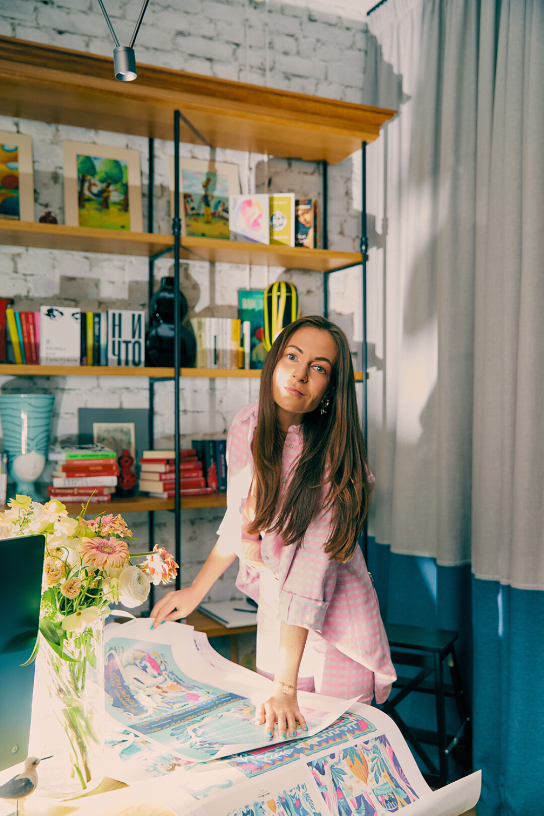 Брюки и рубашка Jacquemus, боди Chantelle (все — ДЛТ)
