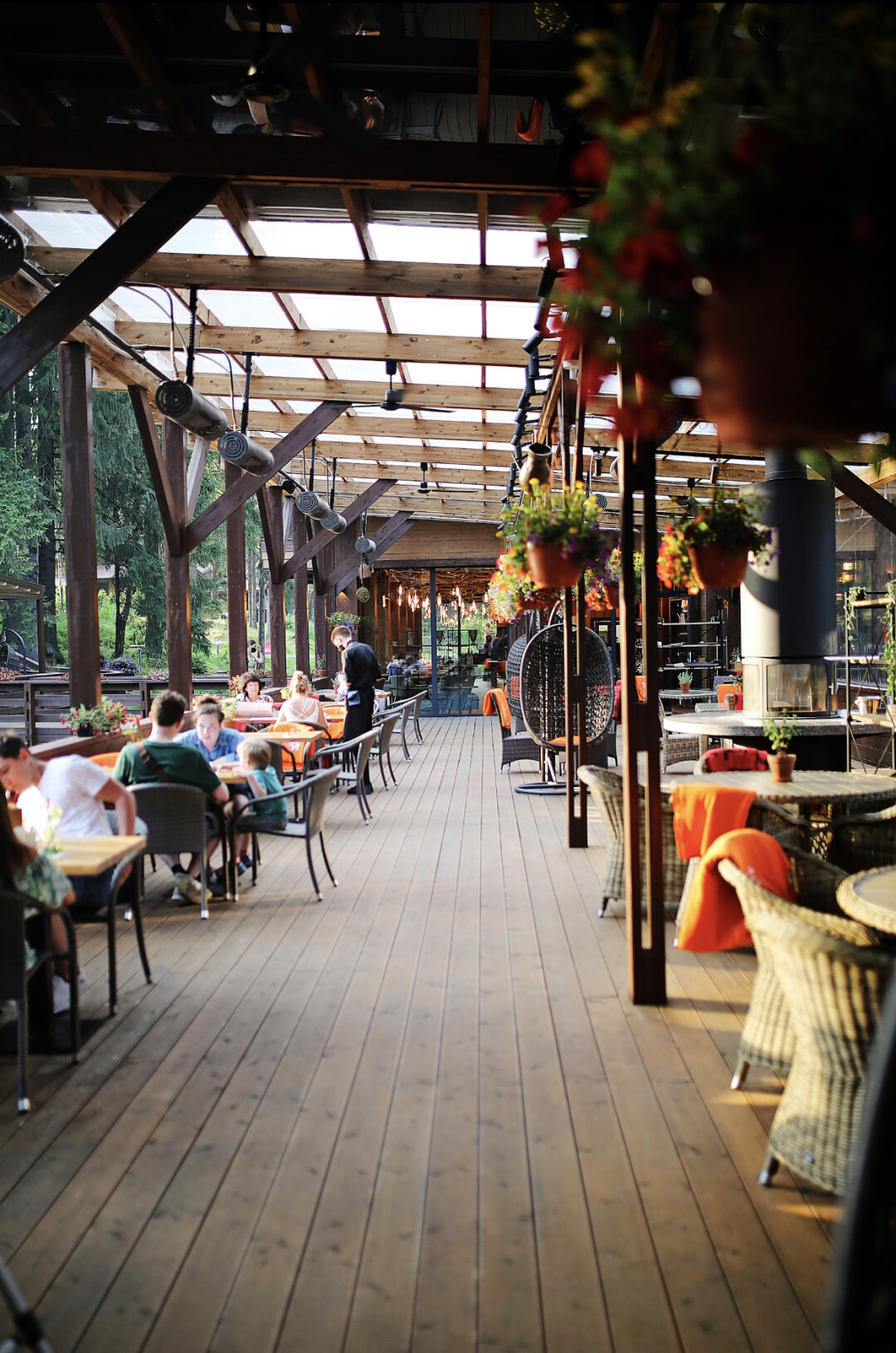 «В Чаще» Терраса с видом на хвойный лес и пирс у реки с BBQ-вечеринками. ул. Людмилы Кедриной, 20/2