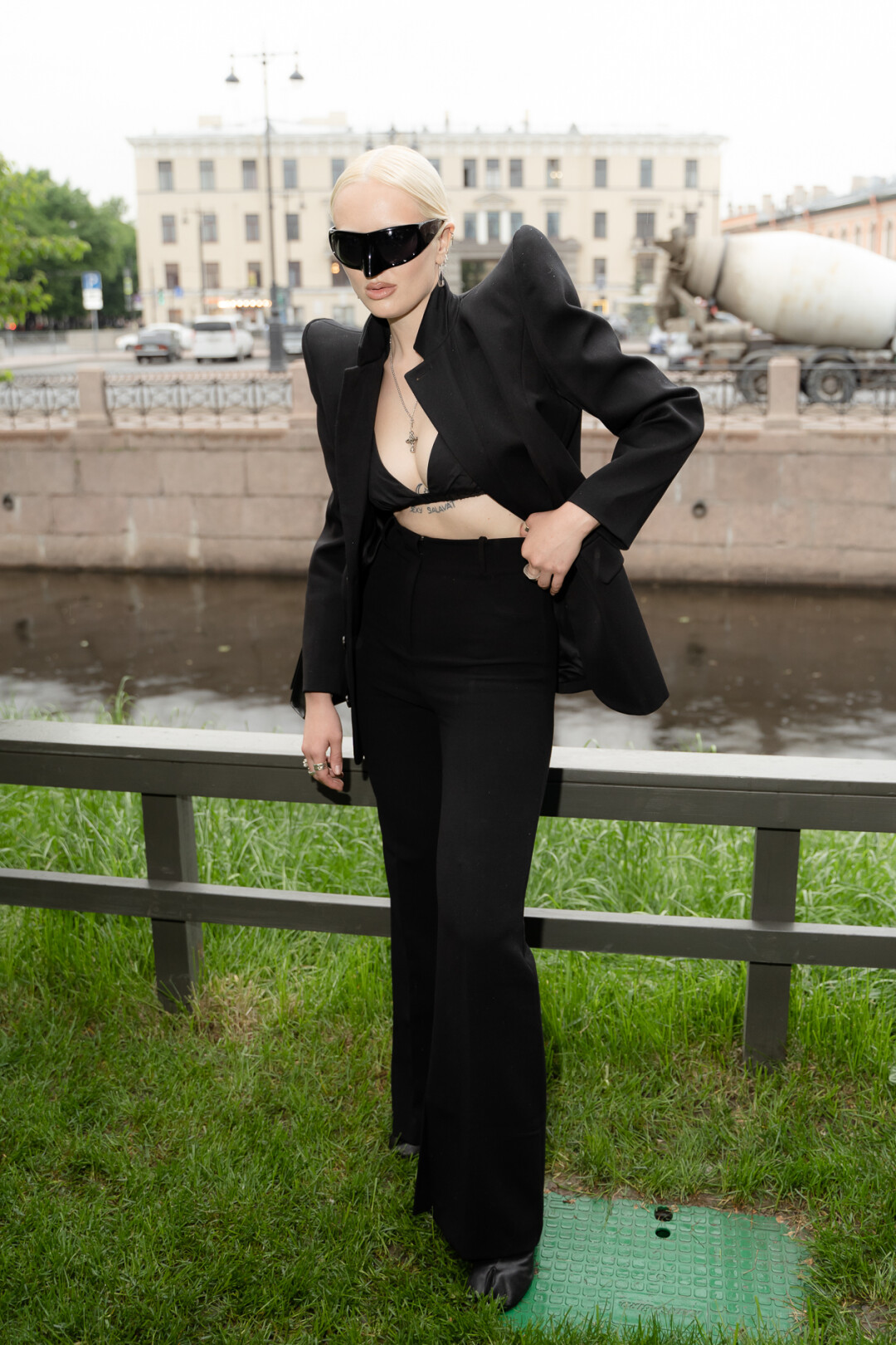 Очки Linda Farrow, пиджак и сумка Balenciaga, топ Lime, брюки Sorelle, кольца Maison Margiela и OSSA