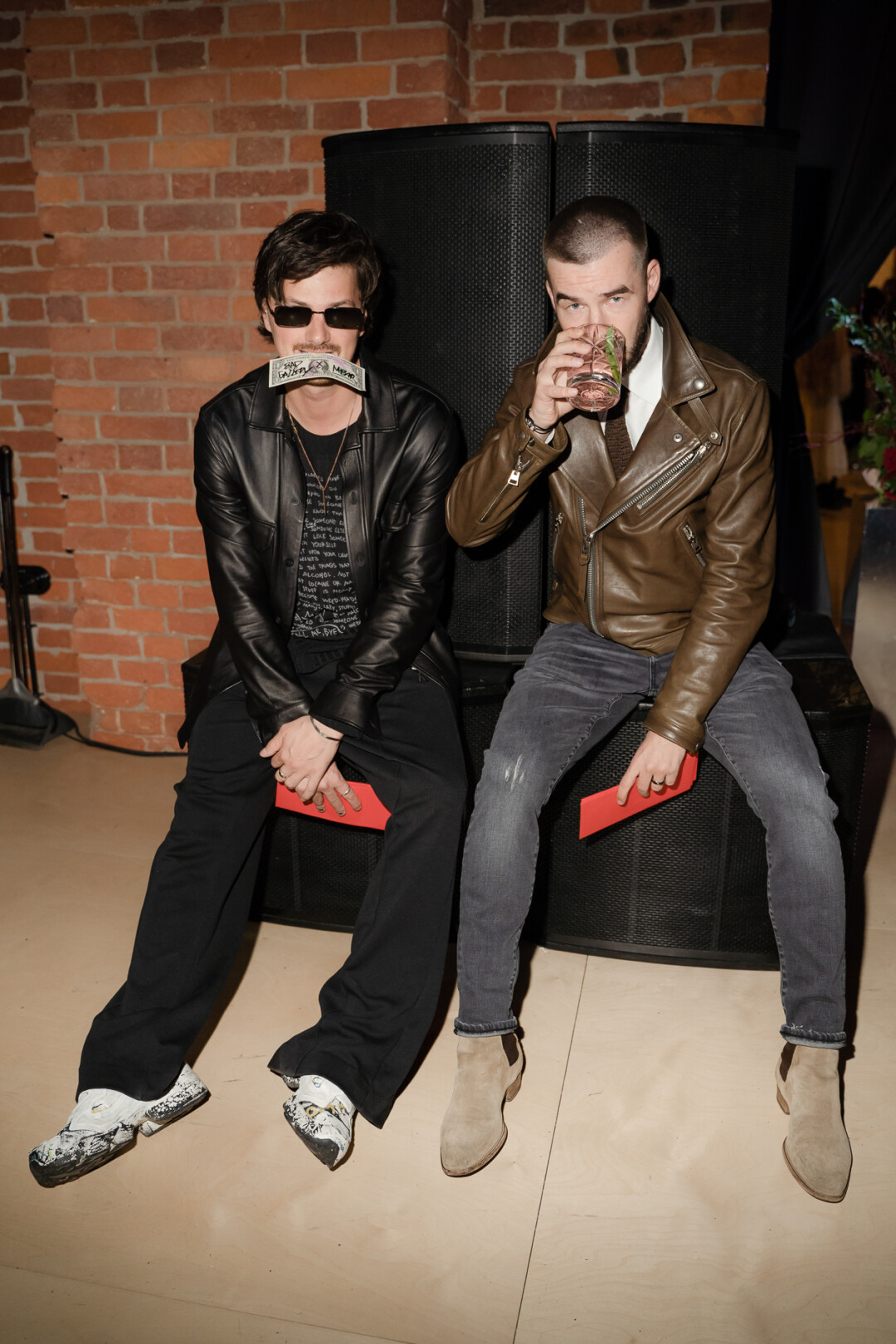 На Антоне: кроссовки Vetements х Reebok, спортивки в стиле нулевых Puma х Ami, лонгслив с интро Фрэнка Оушена, Be Yourself бренда MAD DAISY, кожаная