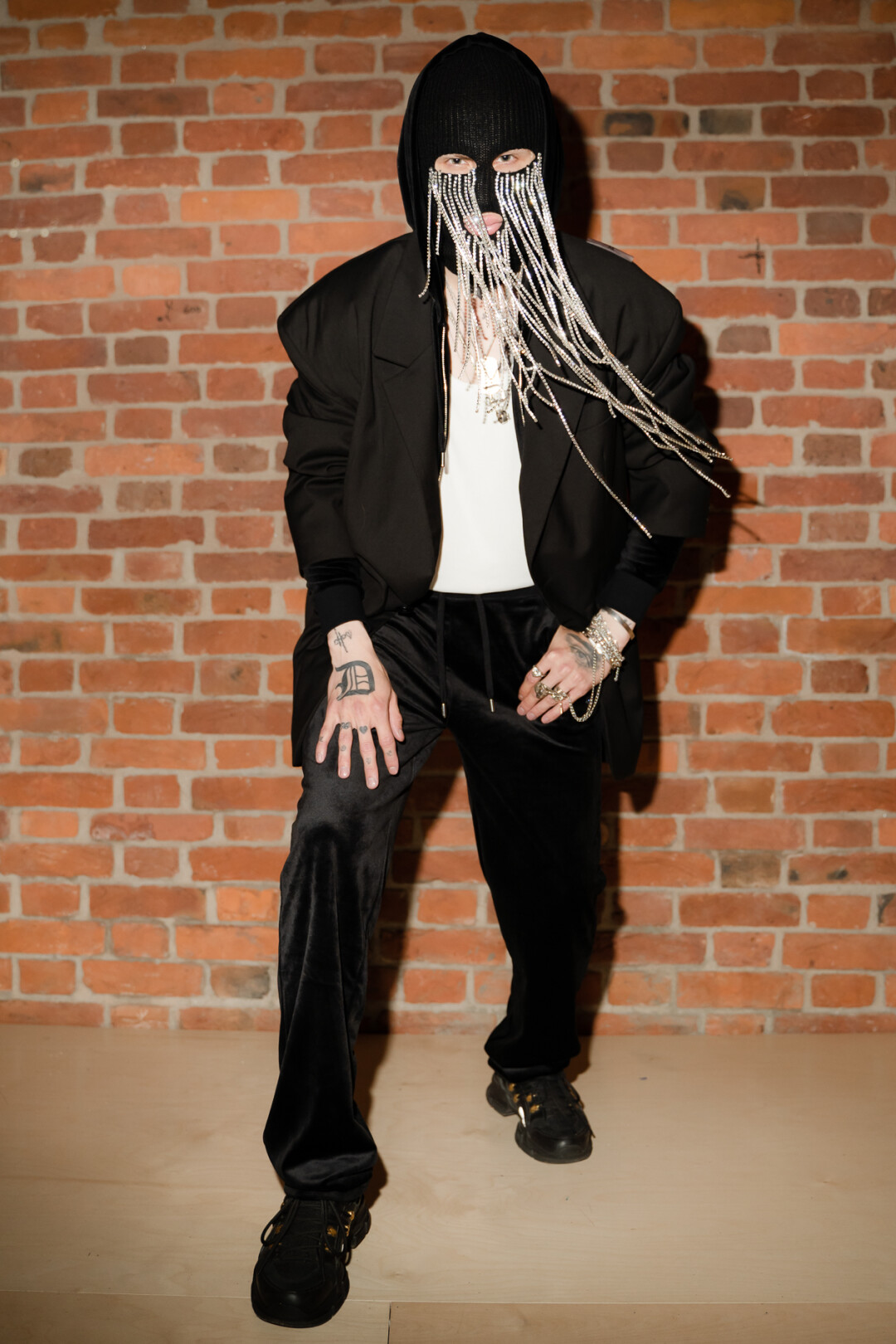 Майка Uniqlo, Juicy Couture, кроссовки Gucci, балаклава собственного авторства, винтажные кольца