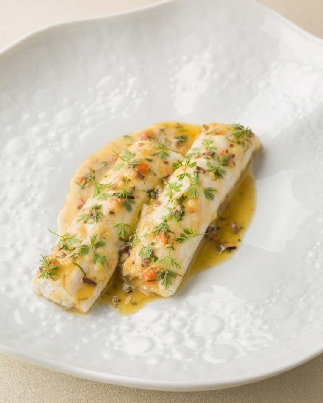 Сибас в средиземноморском стиле ресторана Eclipse Classic. На ПМЭФ гостям предложат похожее блюдо — рыбное филе подадут с картофелем конфи (3300 руб