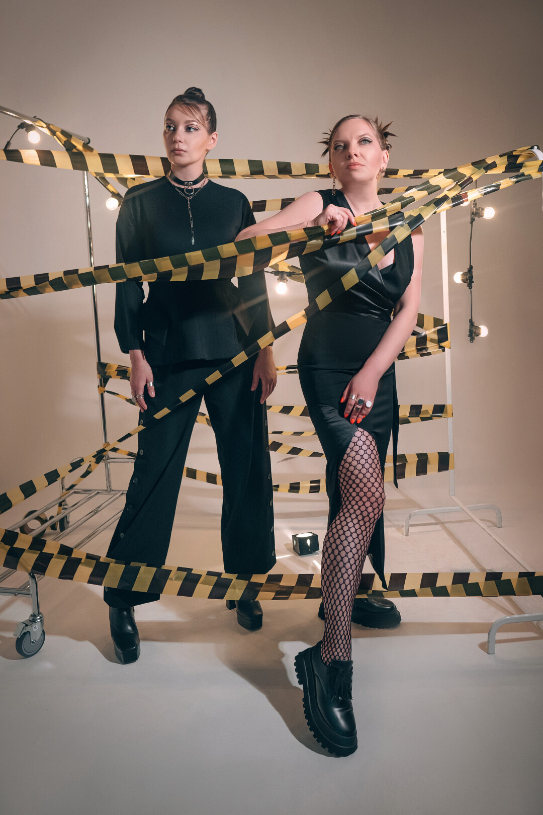 На Елене: Брюки, блуза, баска Primo Violino Кольца, чокер Trendsetter На Марии: Платье Primo Violino Кафф, серьги, кольца Trendsetter Лампы, трекерный