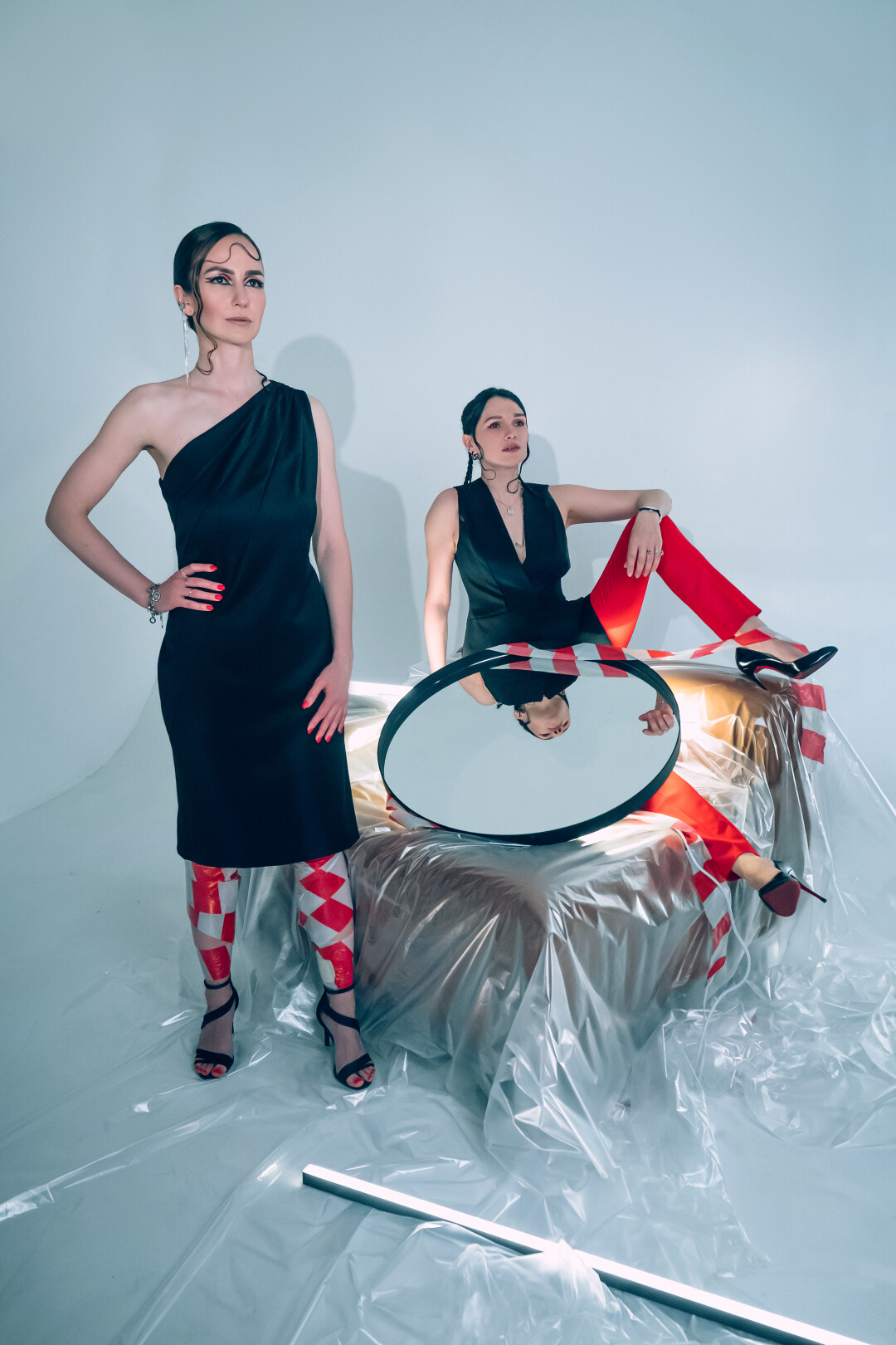 На Марии: Платье Primo Violino Моносерьга, браслеты, кольца Trendsetter На Зульфие: Жилет, брюки Primo Violino Кафф, серьги, подвес, цепь, браслеты