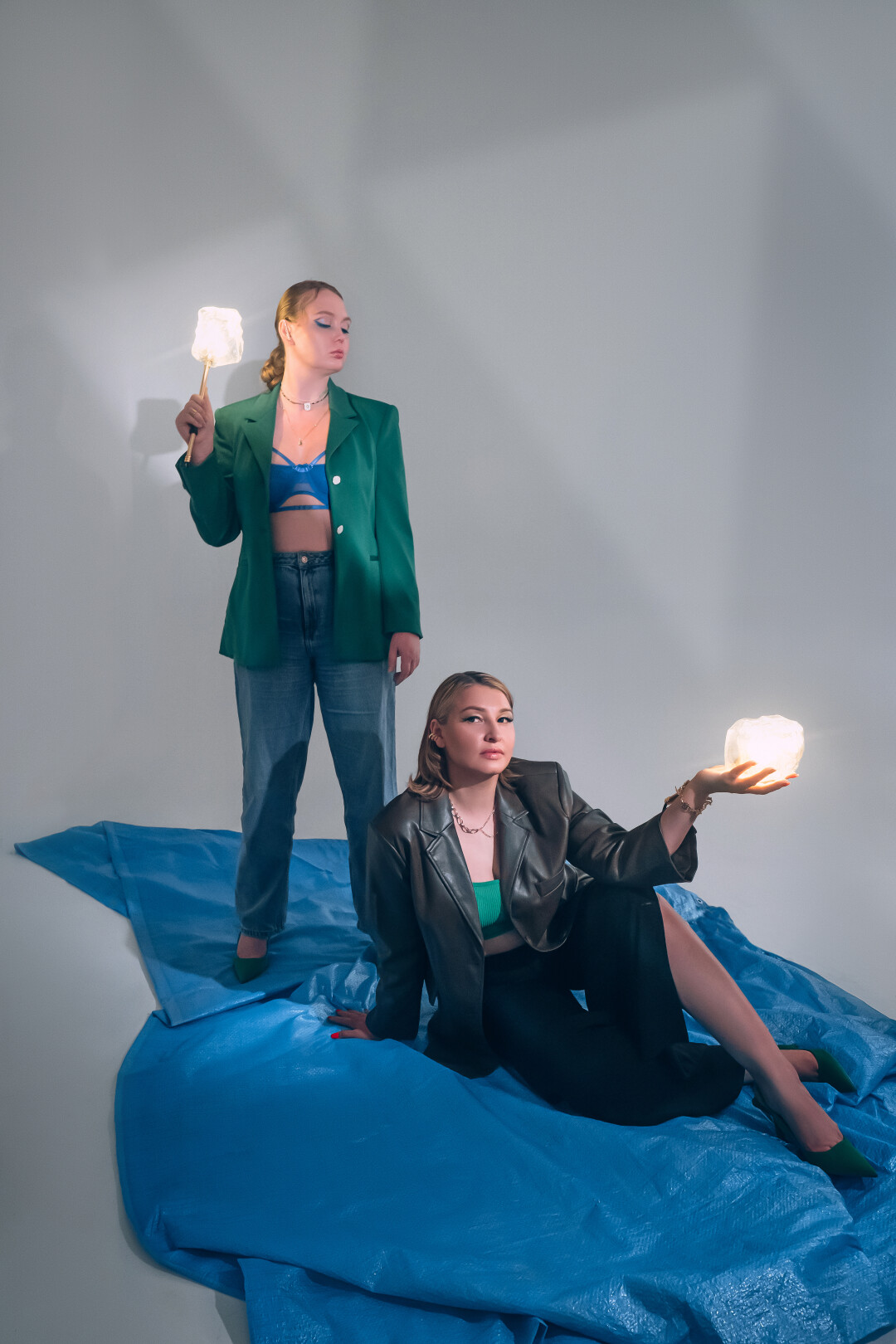 На Алине: Чокер, кулон, кламбер Trendsetter На Светлане: Брюки Primo Violino Каффы, цепь, браслет Trendsetter Светильники Aelight