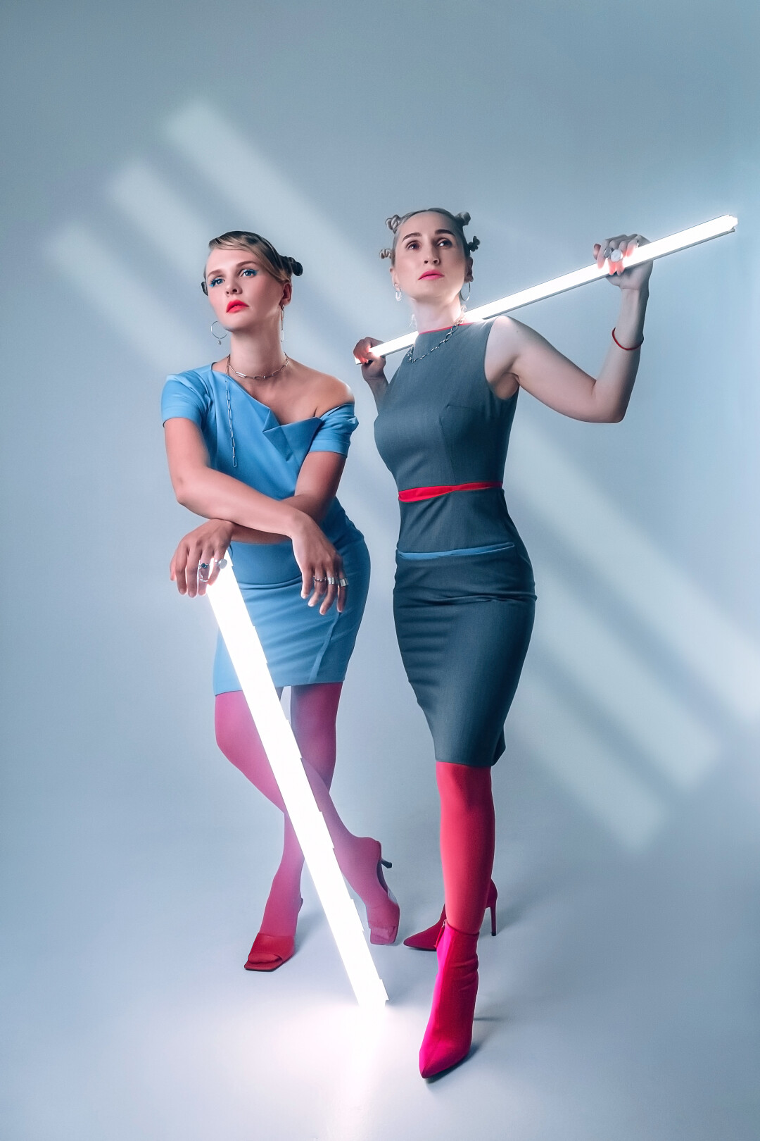 На Евгении Стреловой: Платье Primo Violino Серьги, цепь, кольца Trendsetter На Евгении Юшковой-Череповой: Платье Primo Violino Серьги, кламбер, кольца