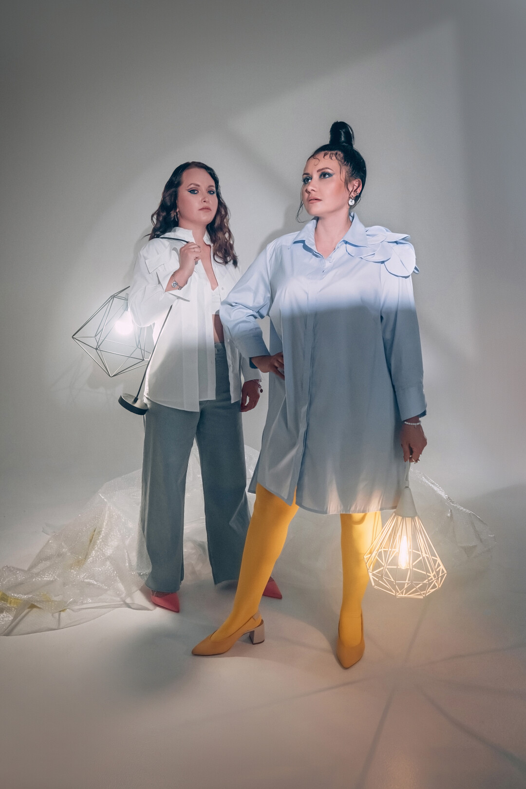 На Любови: Рубаха Primo Violino Кольца, браслеты, серьги Trendsetter На Анне: Платье-рубаха Primo Violino Каффы, серьги, кольца, браслеты Trendsetter