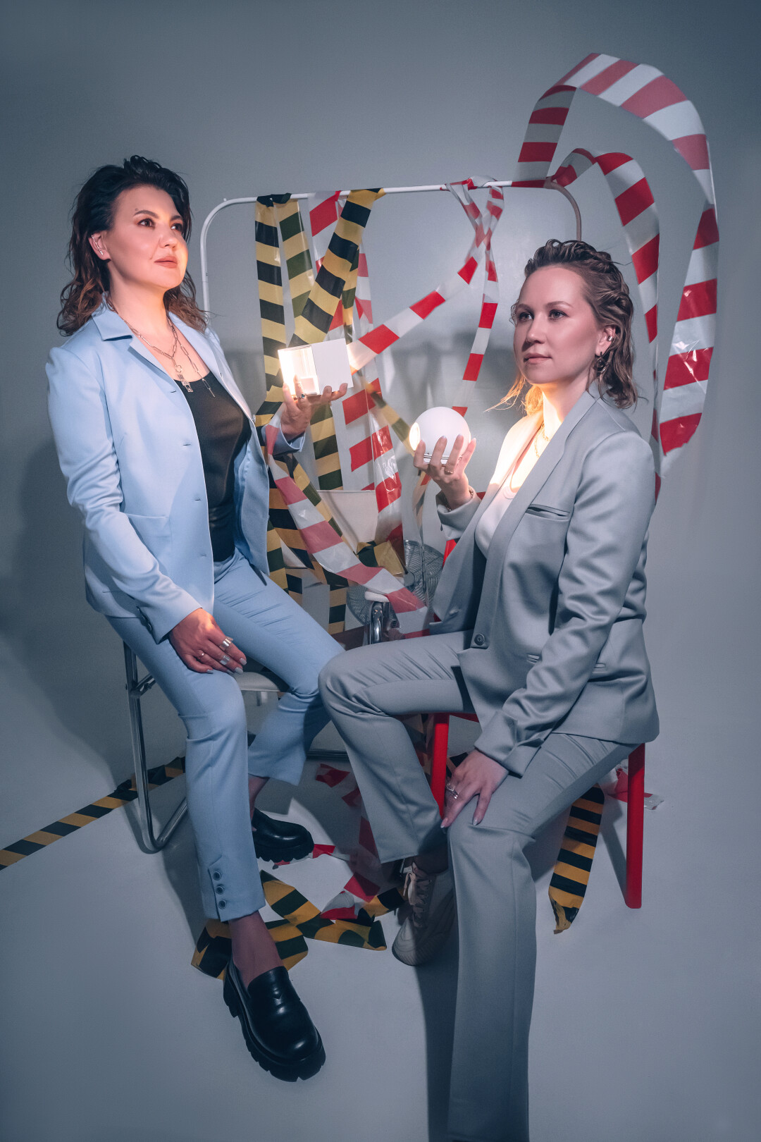 На Светлане: Костюм Primo Violino Кламбер, цепи, кольца Trendsetter На Марии: Костюм Primo Violino Каффы, серьги, цепи, кольца Trendsetter Трекерный