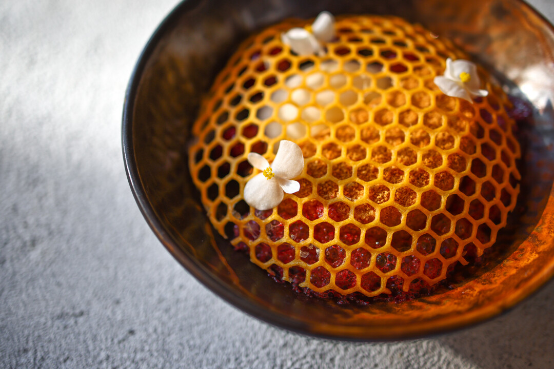 Медовик с черешней и мороженым из ряженки 580 р