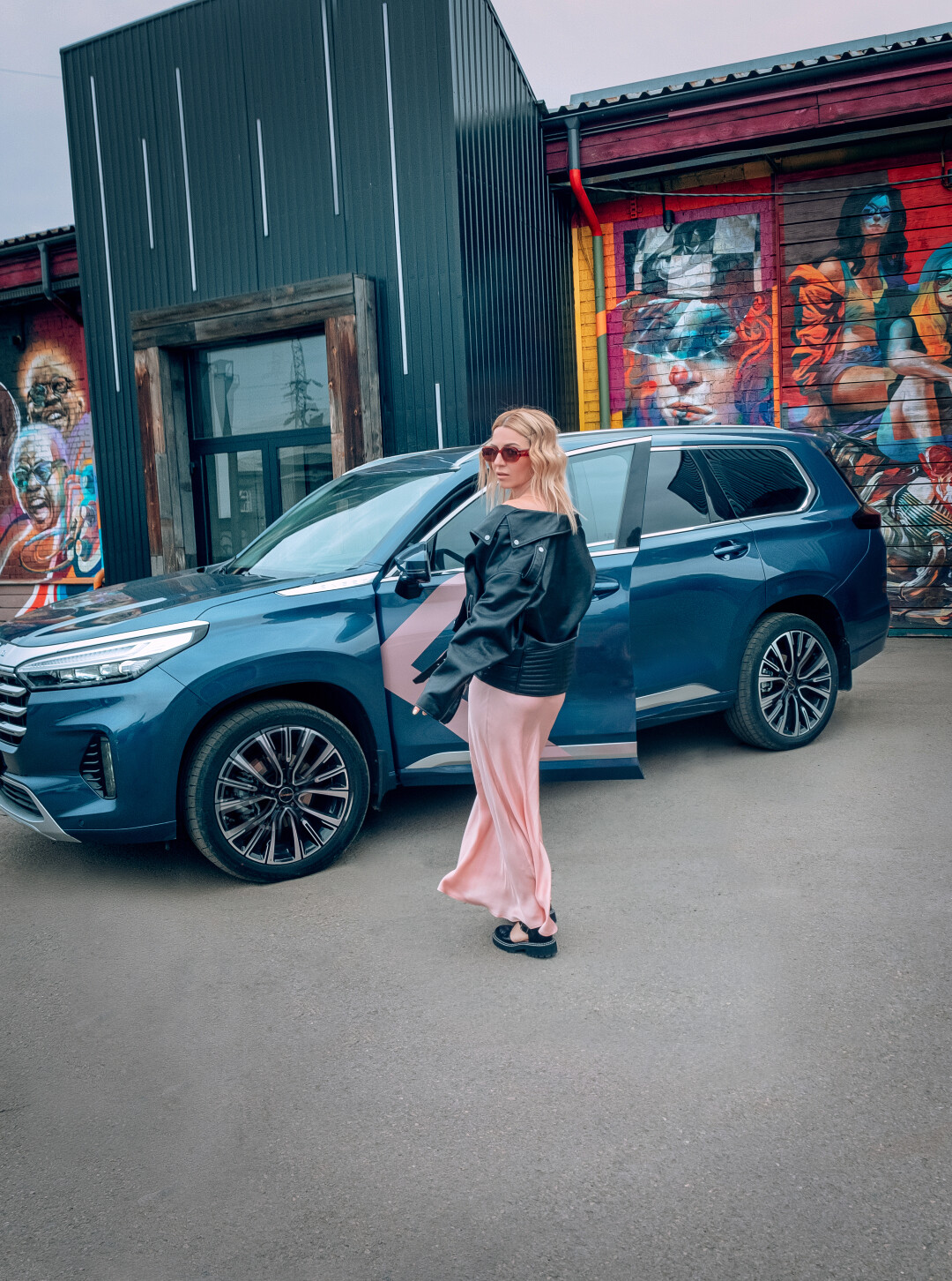 Евгения Киреенко Автор текстильных проектов, Основатель студии текстиля для дома Decorator Decorator-home.ru (950) 089–88–85 Автомобиль Exeed VX