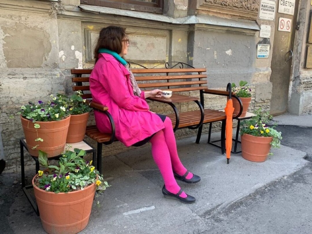 Художница Мила Кузнецова, мастер по миниатюрам на скамейке кофейни «Легко-Легко»