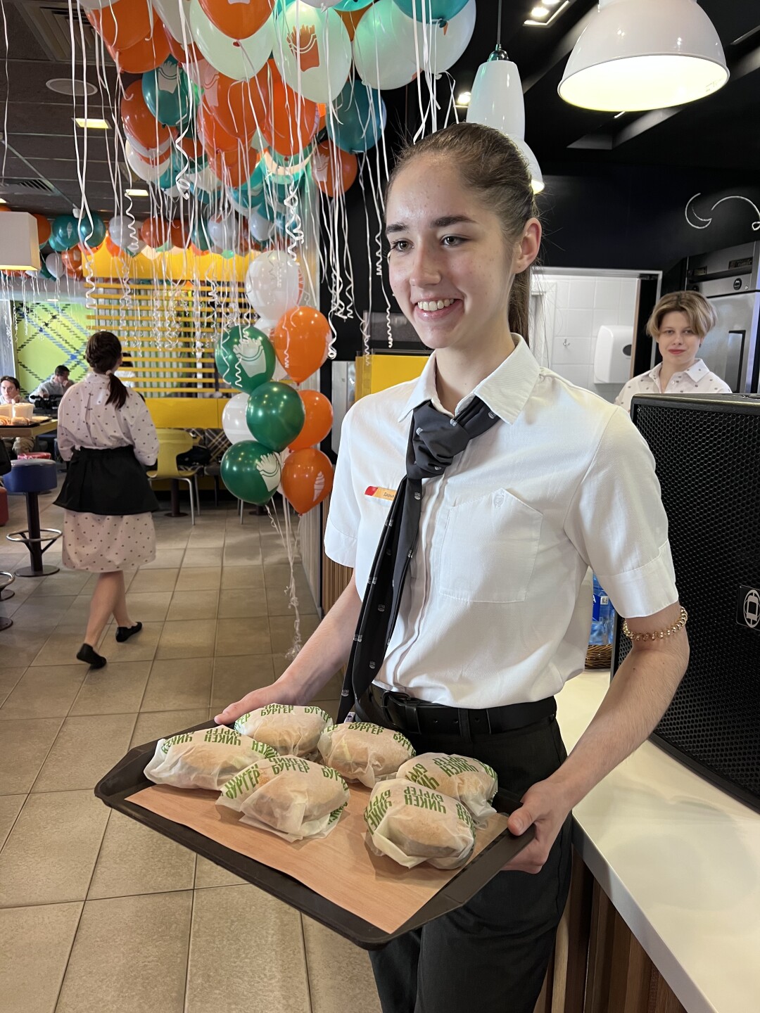 Сеть "Вкусно - и точка" с 20 октября подняла цены на популярные бургеры на 7-10